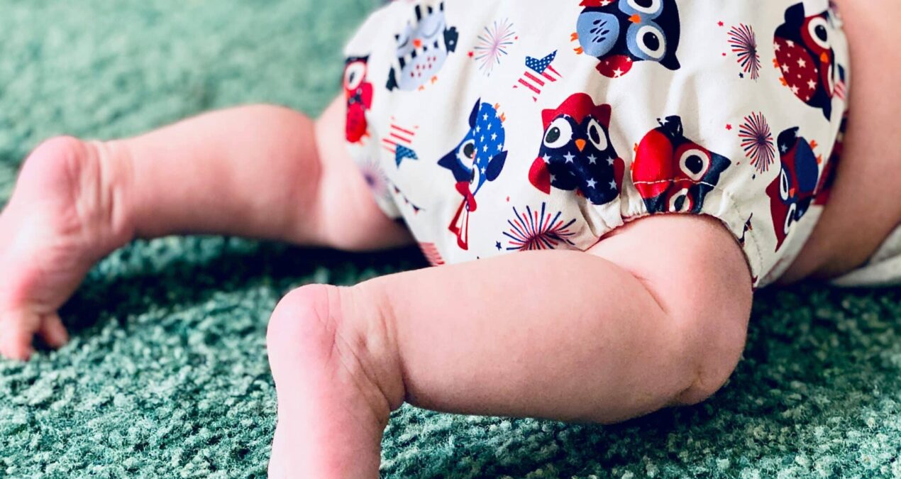 Selles vertes chez le bébé : causes, que faire et quand s’inquiéter (guide complet)